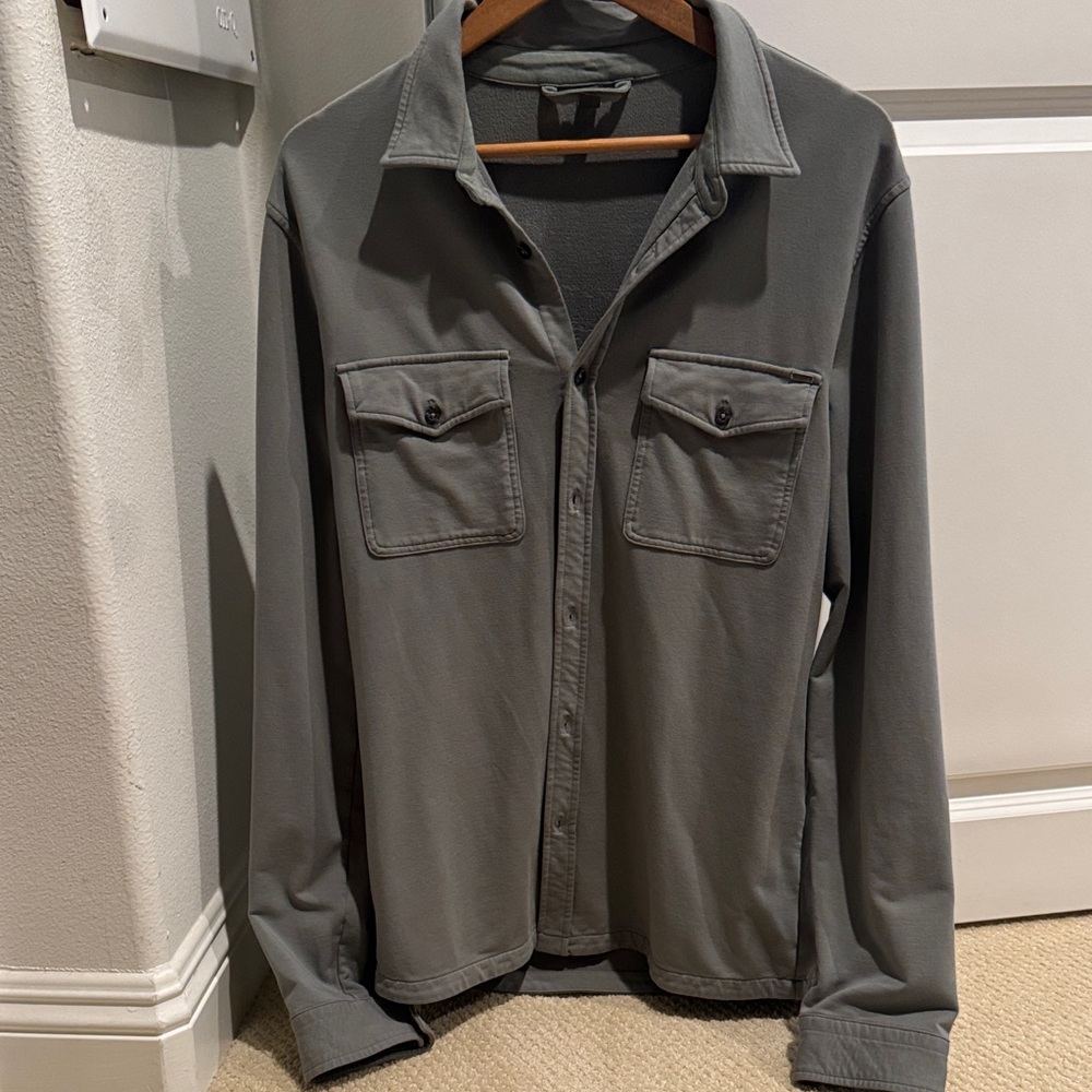Vuori men’s gray button up